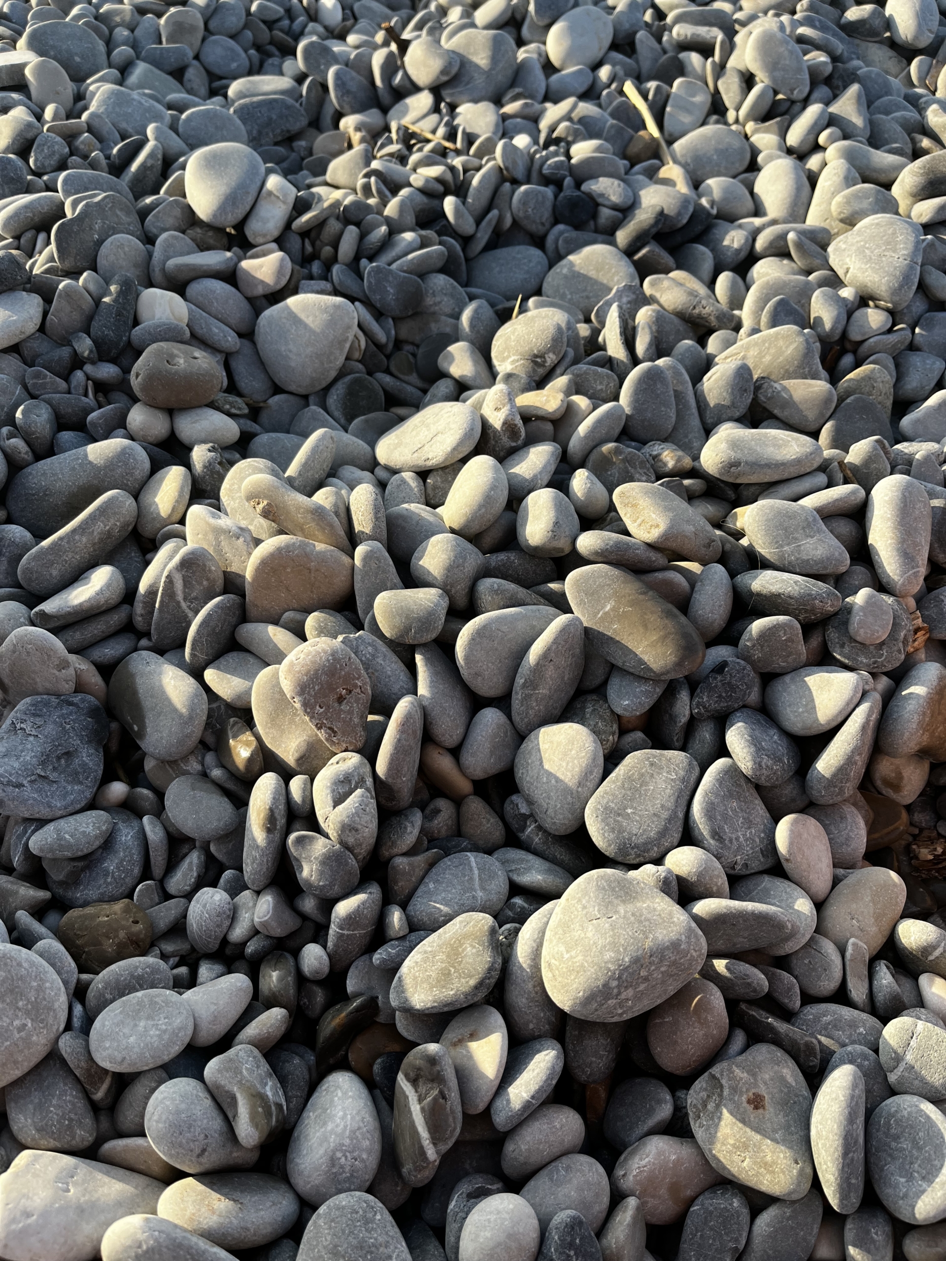 Mjuka stenar på en strand – symbol för ro och inre balans