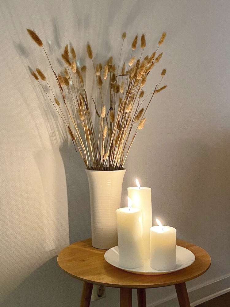 Mysigt bord med levande ljus och torkade blommor på psykoterapimottagningen i Stockholm
